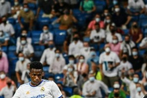  兰斯主场遭遇黑色十分钟，法甲保级形势急转直下